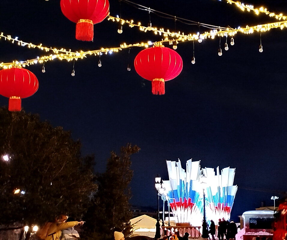 Российские флаги и китайские фонарики - Александр Чеботарь Российские флаги и китайские фонарики - Александр Чеботарь