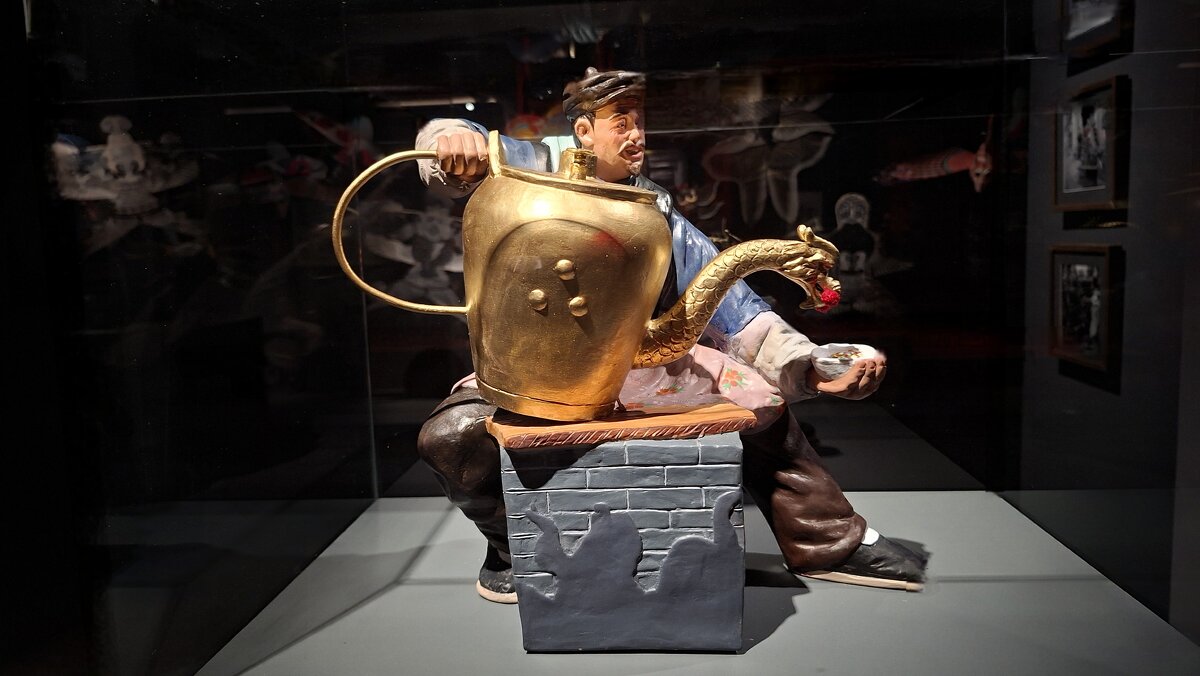 Продавец чая с традиционным "драконьим " чайником - ИРЭН@ .