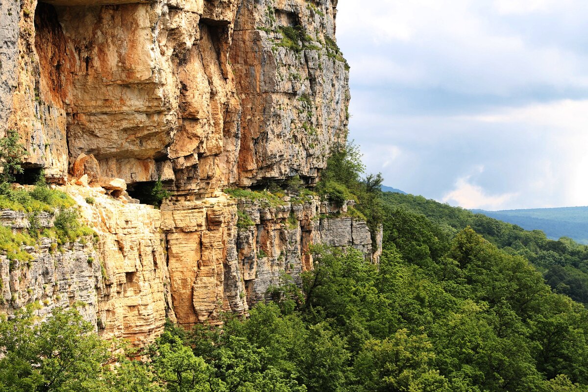 Скальный пояс Гуамского хребта(тропа на Орлиную полку идет внизу, под деревьями,у подножия скал)) - Александр Герасенков