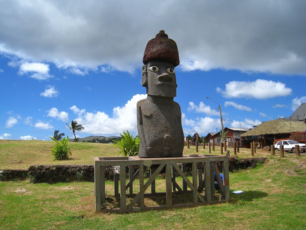 Статуя моаи на острове Пасхи. - unix (Илья Утропов) Статуя моаи на острове Пасхи. - unix (Илья Утропов)