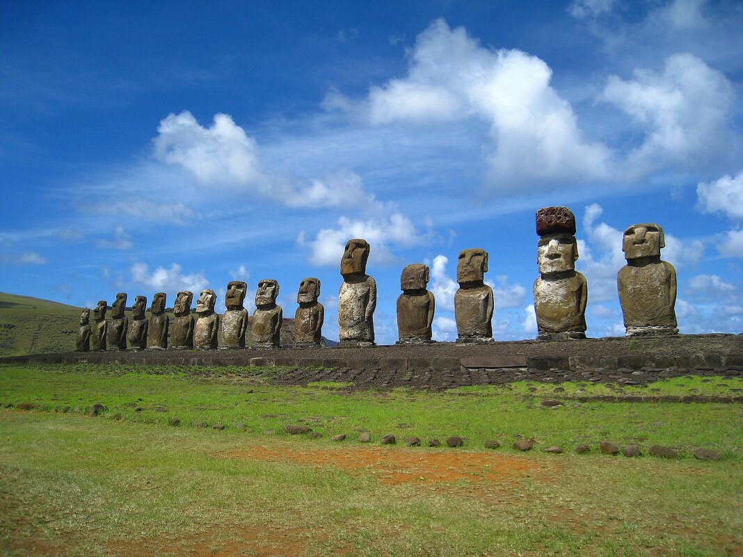 Статуи моаи на острове Пасхи. - unix (Илья Утропов)