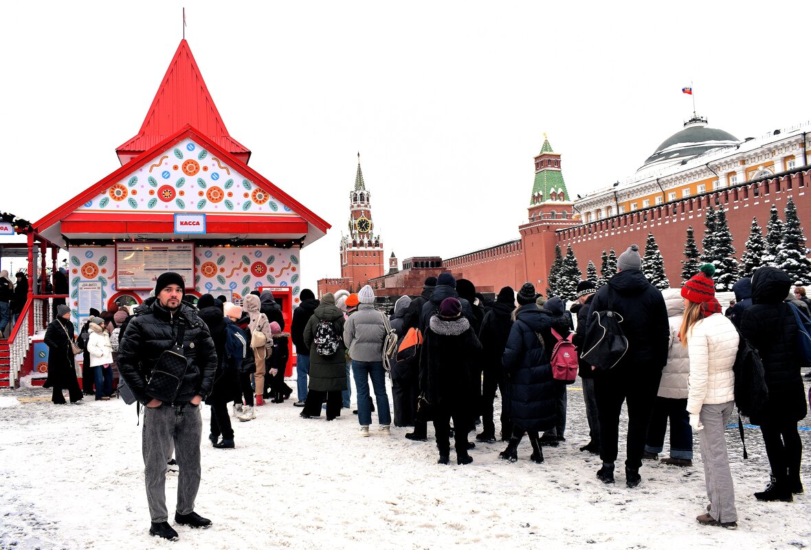 Очередь в кассу на каток ГУМа. - Татьяна Помогалова