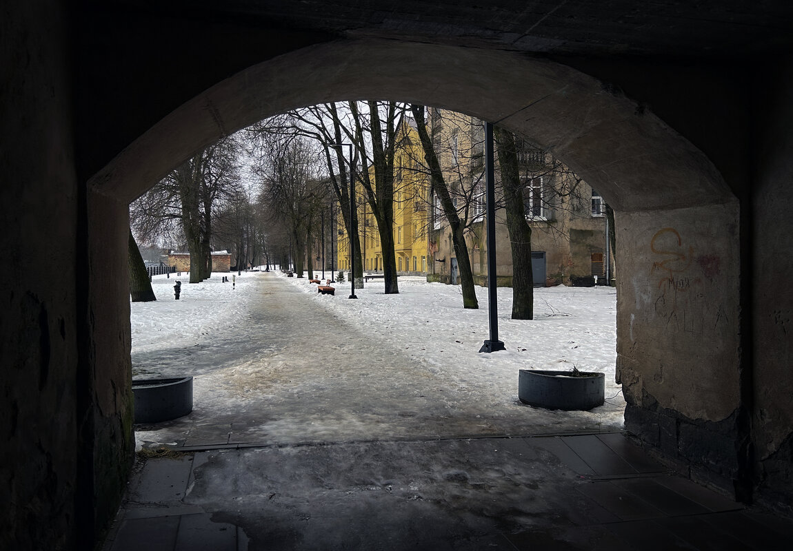 У нашего двора - Дмитрий Иванов