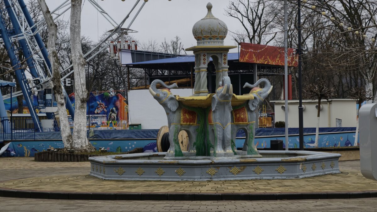 Сказочный фонтан в парке аттракционов - Мариша Сказочный фонтан в парке аттракционов - Мариша