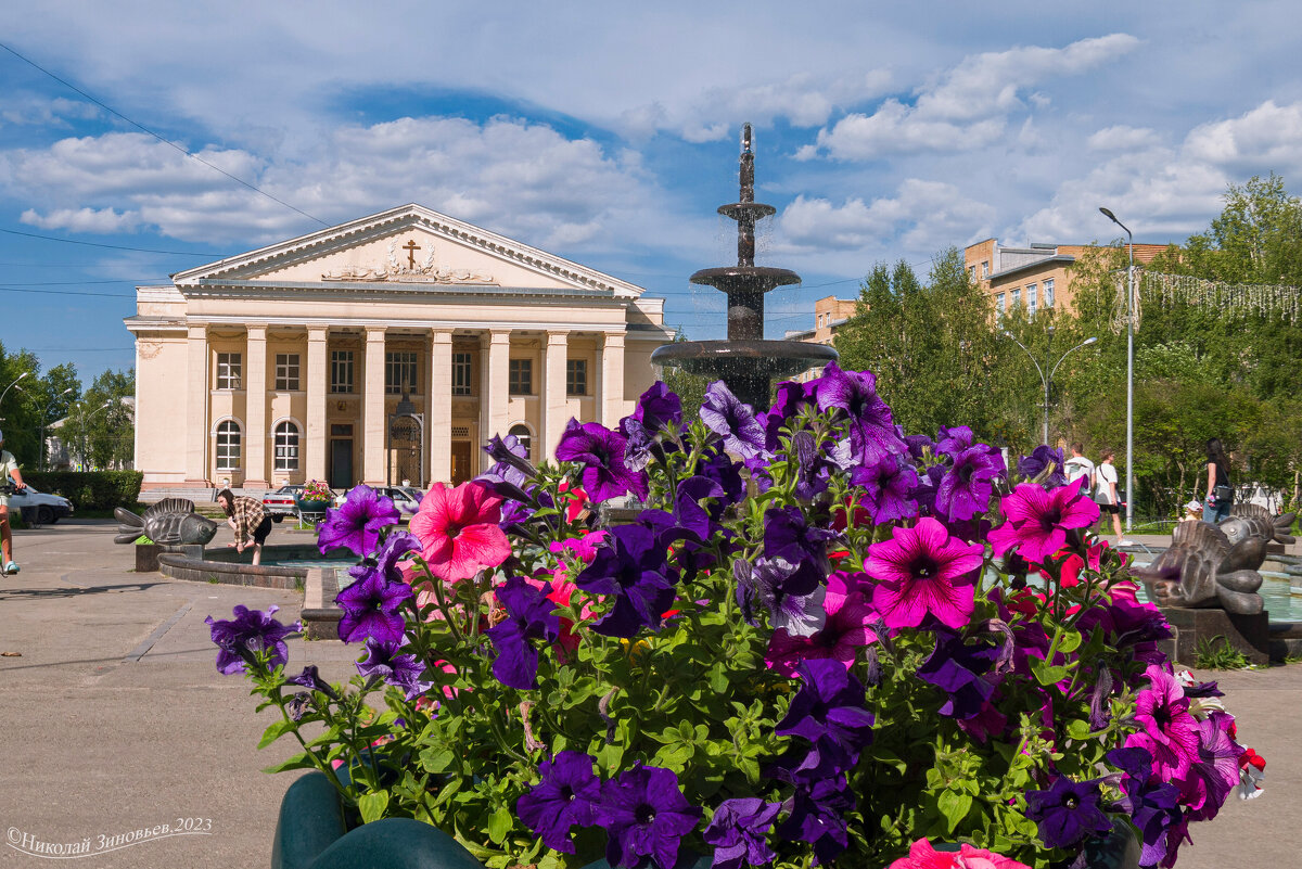 Ухта. Храм Стефана Великопермского (бывший ЦДК Нефтяников) - Николай Зиновьев Ухта. Храм Стефана Великопермского (бывший ЦДК Нефтяников) - Николай Зиновьев