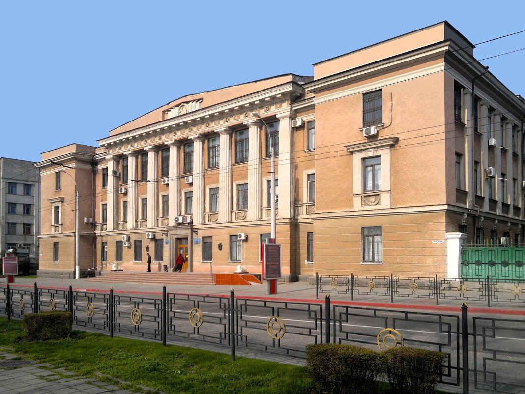 Керчь. Здание бывшего горкома Коммунистической партии Украины. - Пётр Чернега