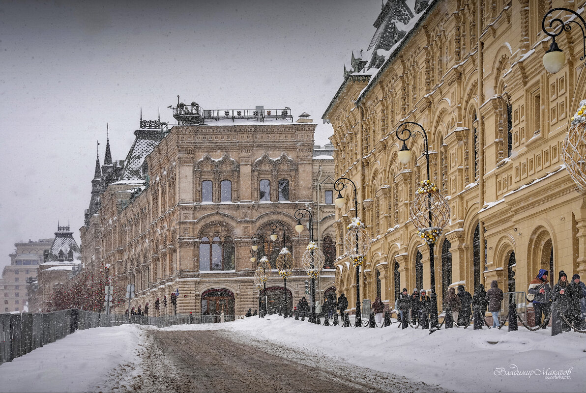 "Снег идёт, снег идёт. У ГУМа"© - Владимир Макаров "Снег идёт, снег идёт. У ГУМа"© - Владимир Макаров