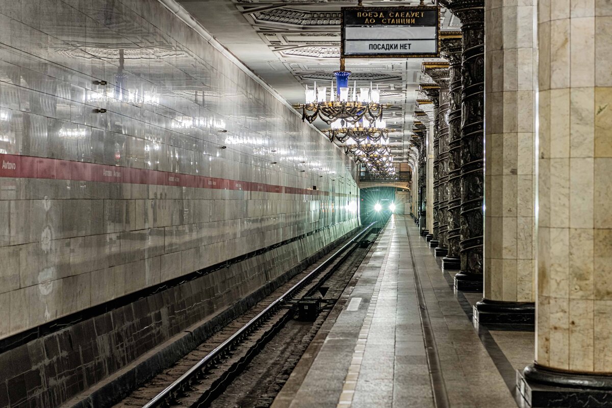 Огни поезда выезжающего из тоннеля - Константин Бобинский