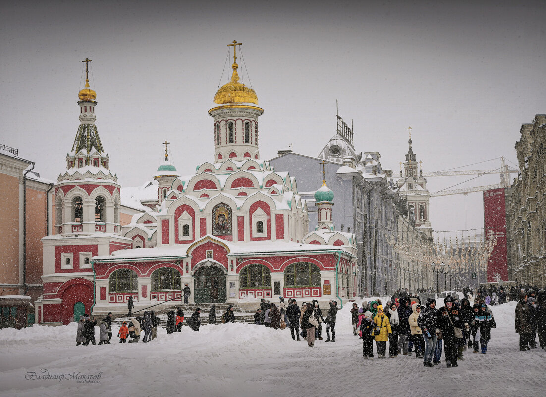 "На Красную площадь со снежком"© - Владимир Макаров