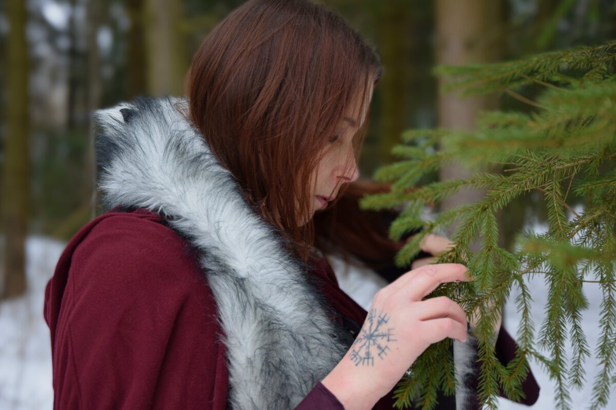 Девушка на фоне лесной тишины - Мария Яковлева