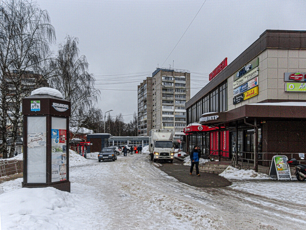 У торгового центра. - Михаил "Skipper"