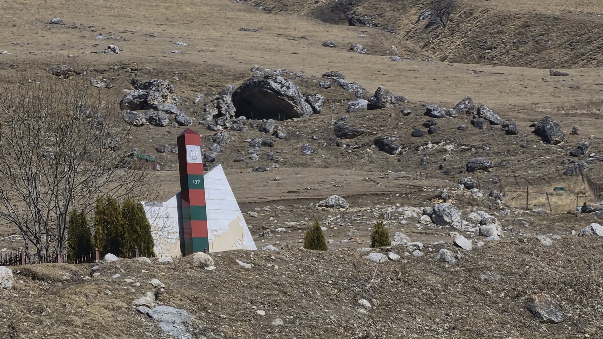 Памятник в горах погибшим военным летчикам - Мариша 