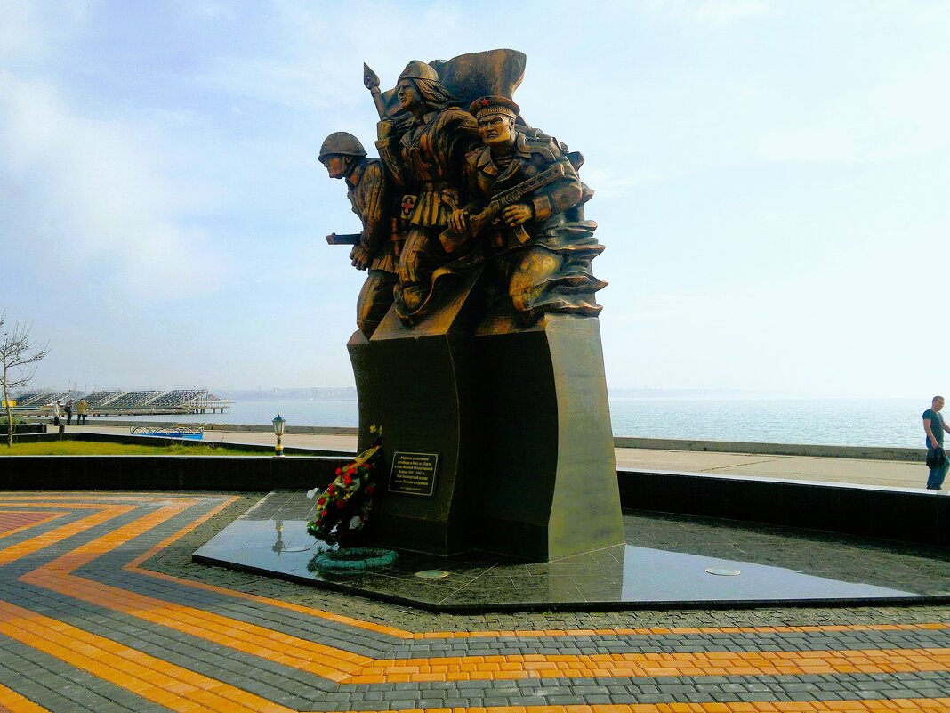Керчь. Памятник морским десантникам погибшим в боях за город. - Пётр Чернега