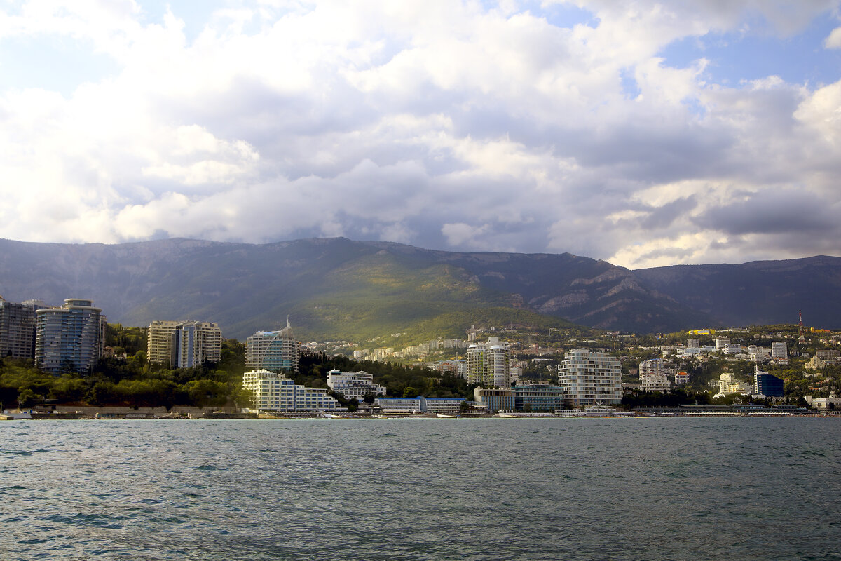 Вид на вечернюю Ялту с моря - Леонид 