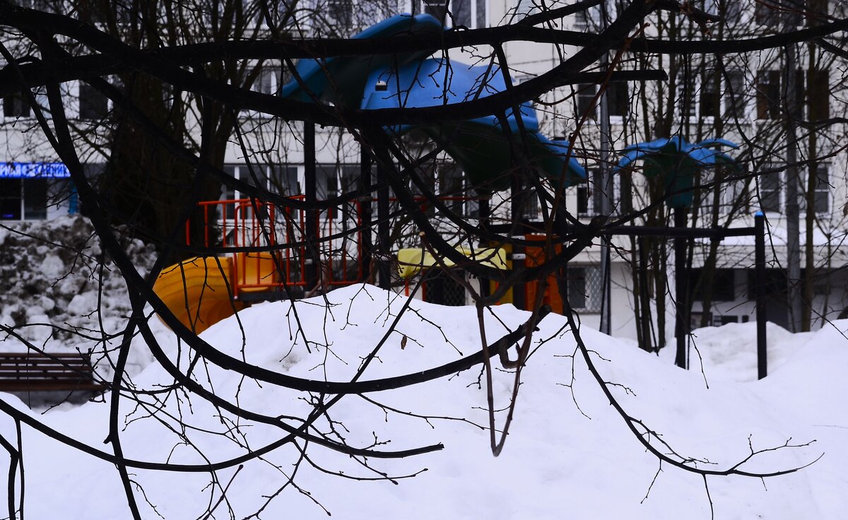 Март. Московский дворик. - Василий Палий