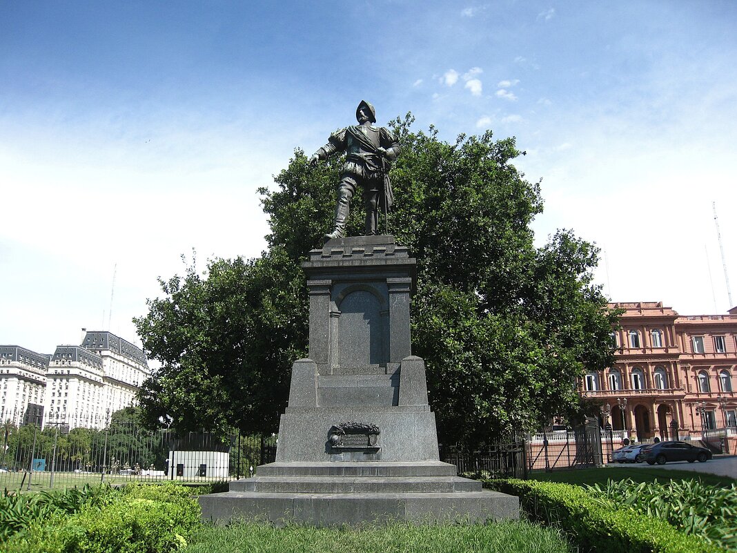 Памятник основателю аргентинской столицы Хуану де Гараю. - unix (Илья Утропов)