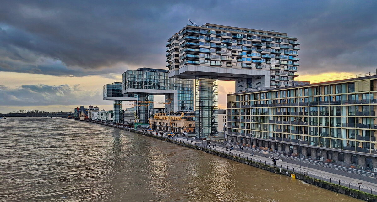 Дома-"краны" на набережной Рейна - Андрей K. Дома-"краны" на набережной Рейна - Андрей K.