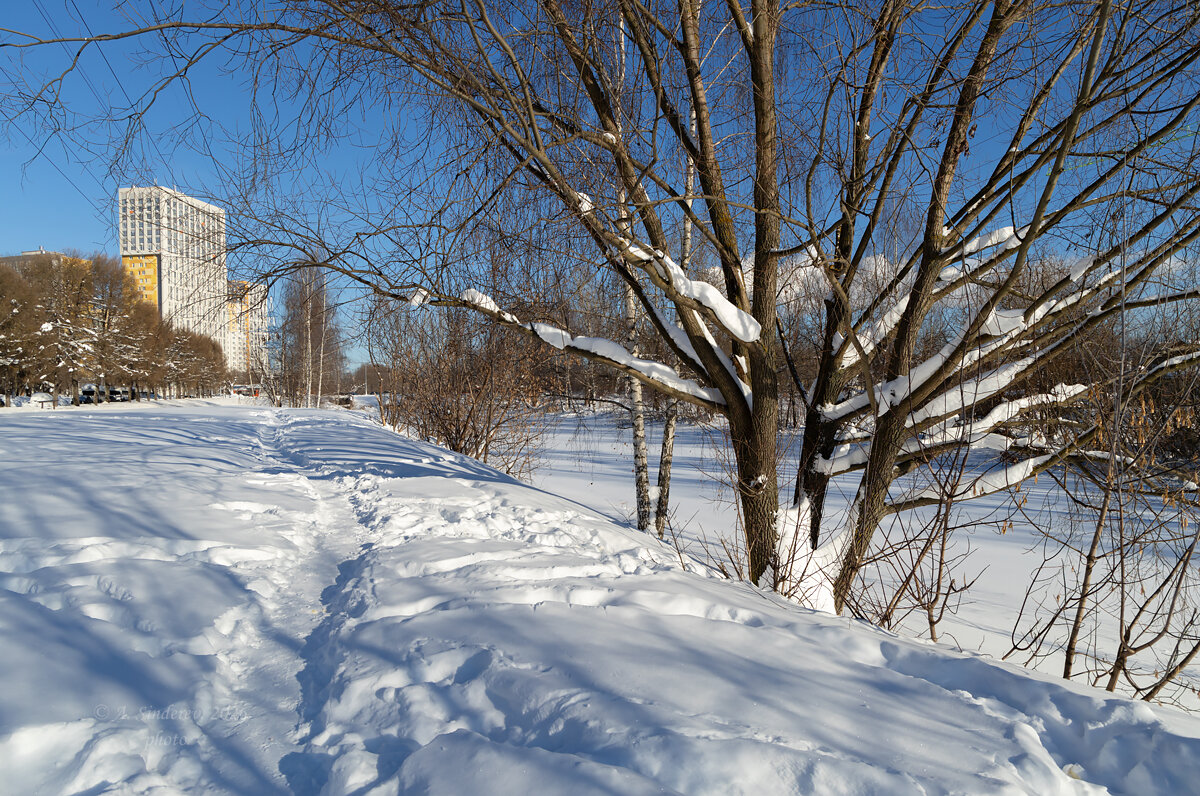 Зимняя улица у речки - Александр Синдерёв