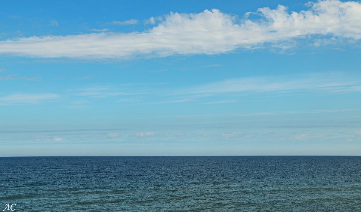 Море,голубое небо с легкими облаками - Любовь Сахарова