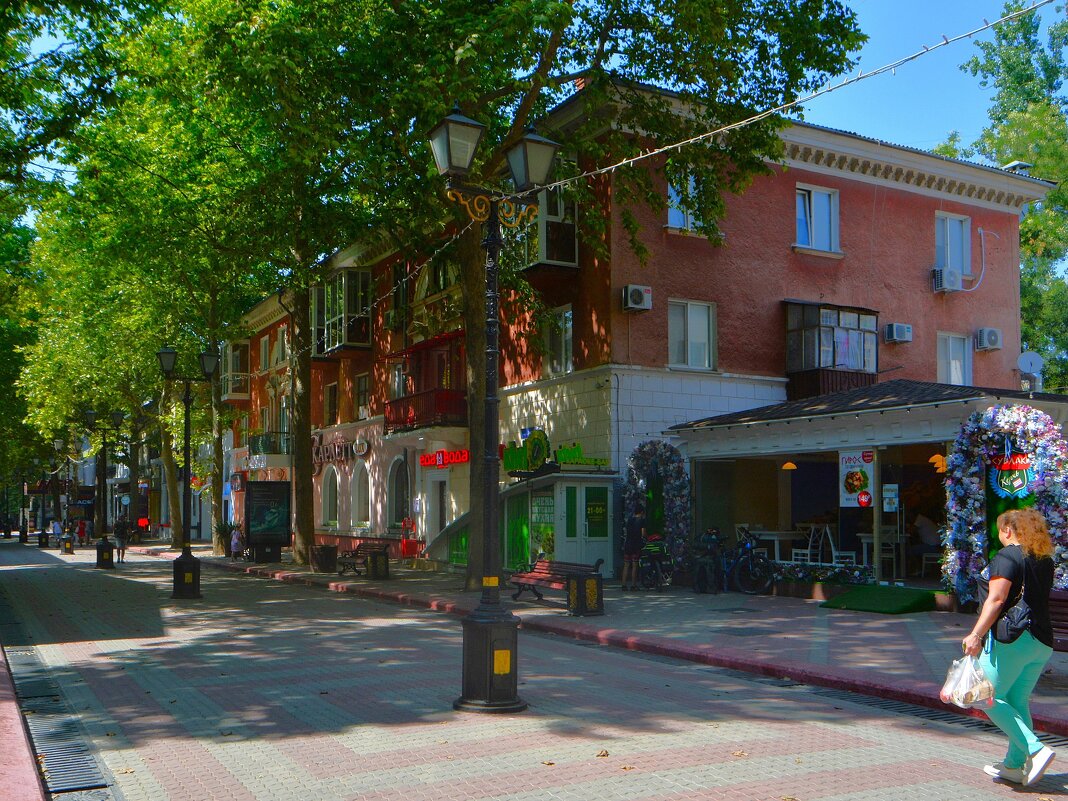 Керчь. Дом по ул. Ленина 43. - Пётр Чернега