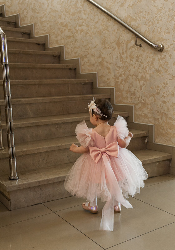 Арианочка и её шикарное платюшко - Батик Табуев