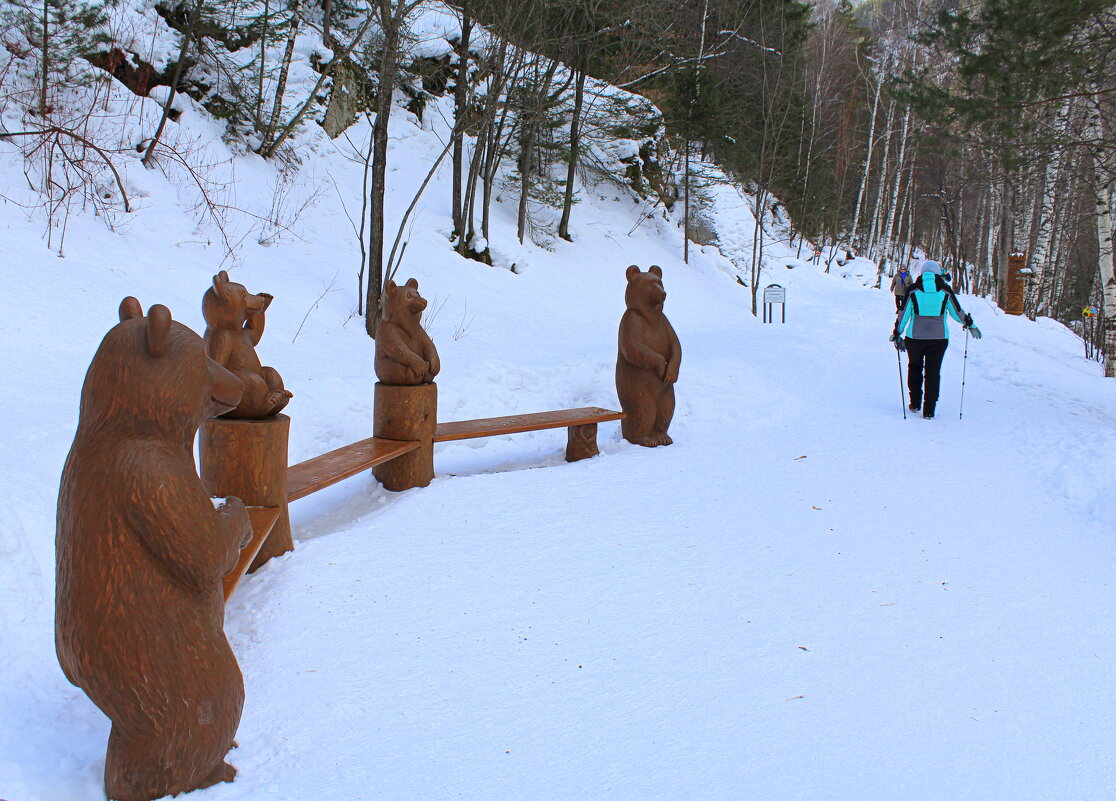 Мишки встречают в начале терренкура и желают всем счастливого пути - Татьяна Лютаева