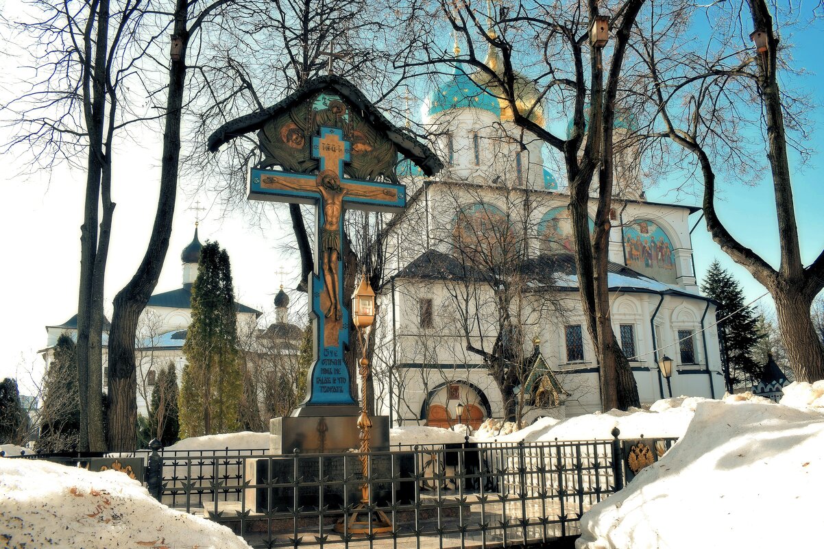 Памятный каменный крест В Новоспасском монастыре. - Татьяна Помогалова