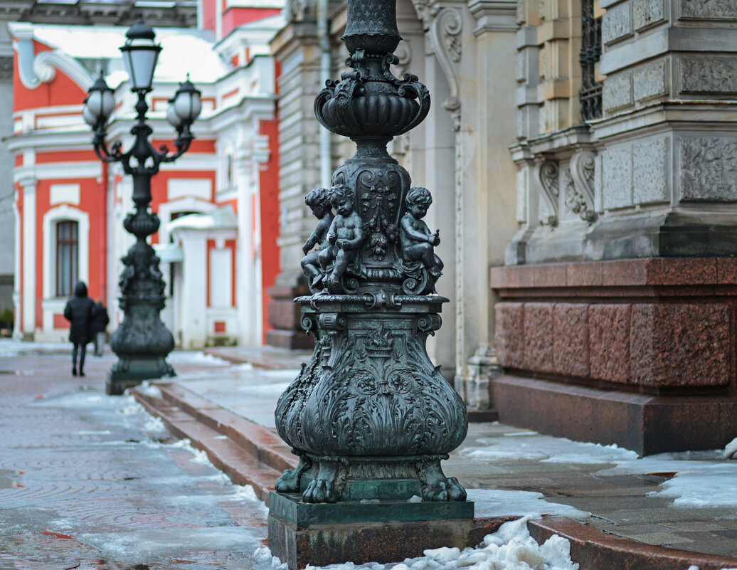 Ангелы-путти у входа в Музей Академии Штиглица в Соляном пер. - Магомед .