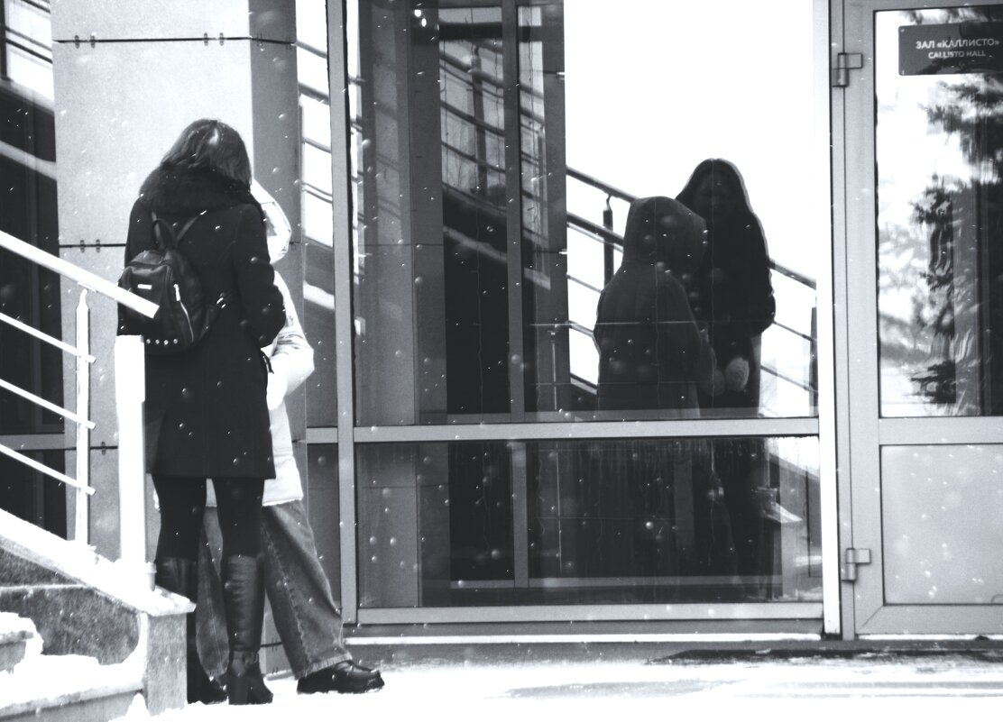 у парадного подъезда..... - Сергей у парадного подъезда..... - Сергей