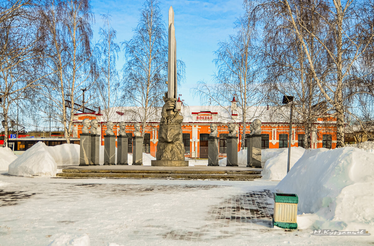Город Декабристов. Привокзальная площадь. - Михаил Курзанцев Город Декабристов. Привокзальная площадь. - Михаил Курзанцев