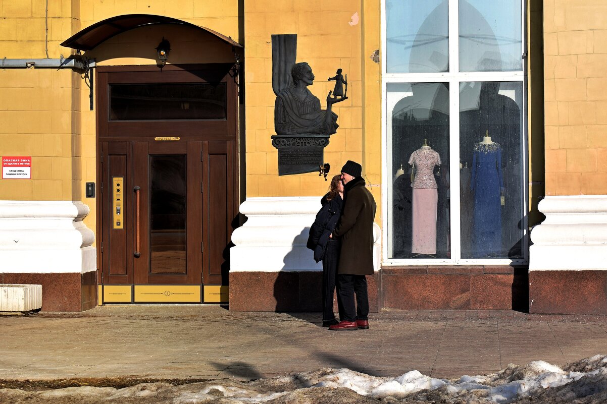 У дома, где жил Леонид Филатов. - Татьяна Помогалова У дома, где жил Леонид Филатов. - Татьяна Помогалова