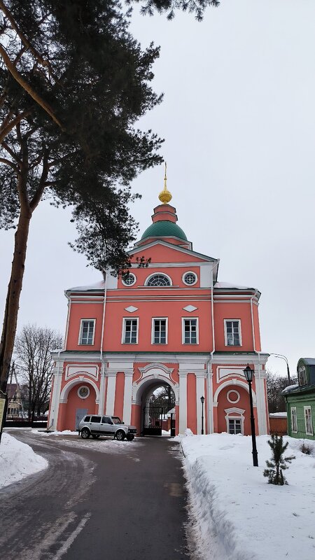 Святые ворота с надвратной церковью Рождества Иоанна Предтечи. - Ольга 