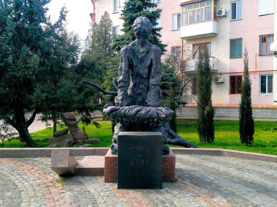 Керчь. Памятник жертвам Чернобыльской катастрофы. - Пётр Чернега