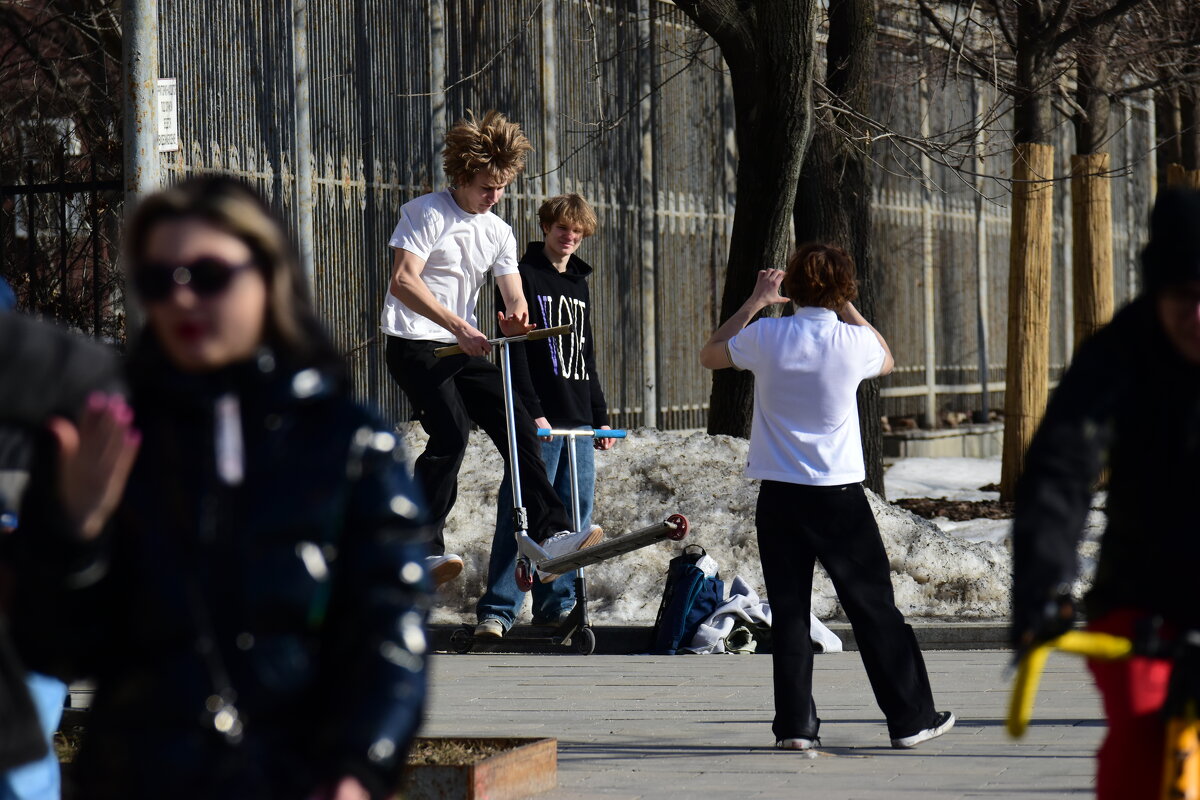 Молодёжь первые чувствуют весну. - Наталья Вязигина