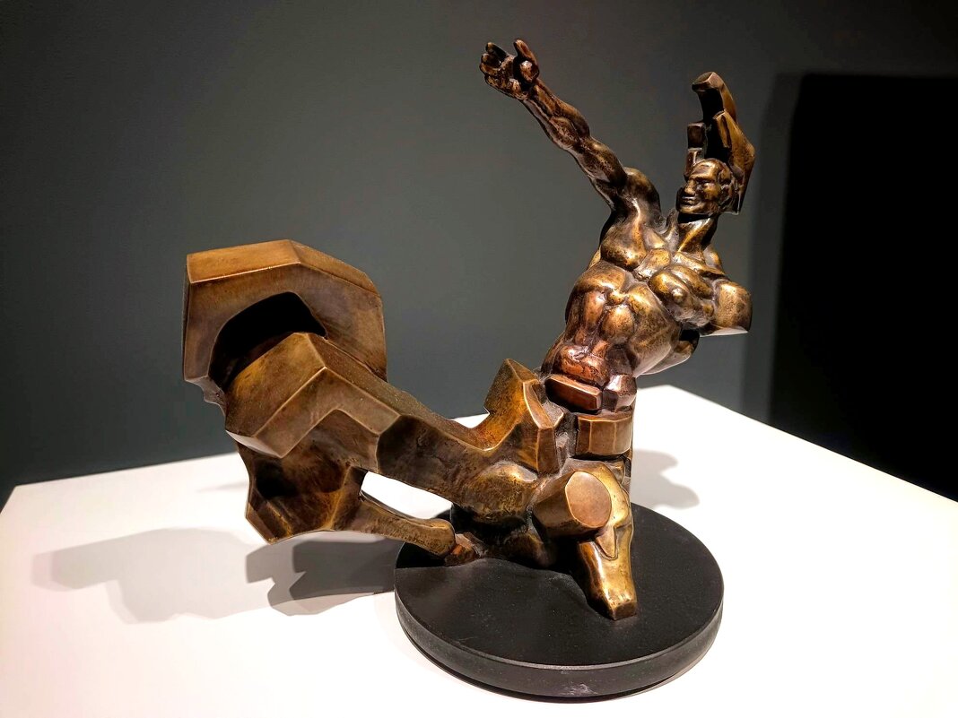 На выставке Эрнста Неизвестного  "Кентавр" - Елена 