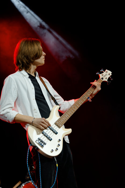 Бас-гитарист на сцене | Концертное фото - Рамиль Газизов