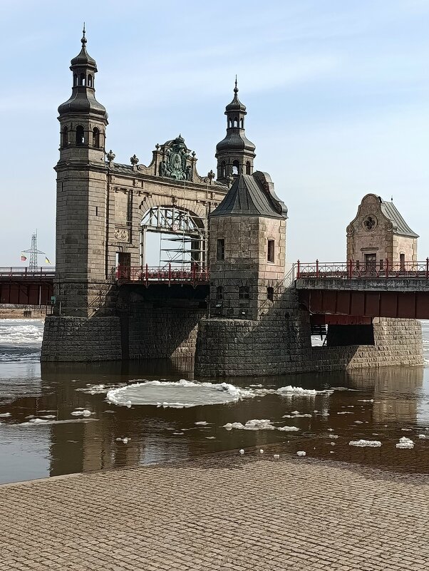 Мост королевы Луизы вновь пережил ледоход - Людмила Жданова