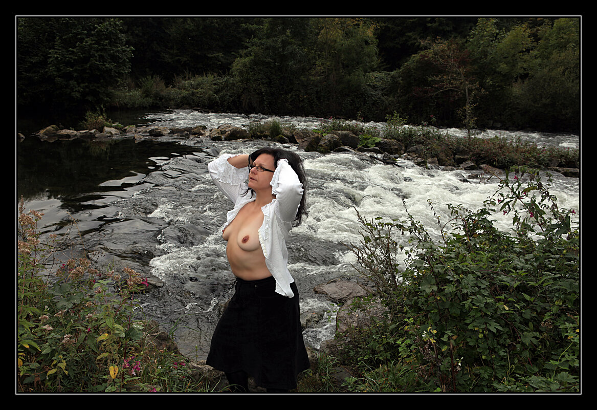 Женщина у реки - Valziwa 
