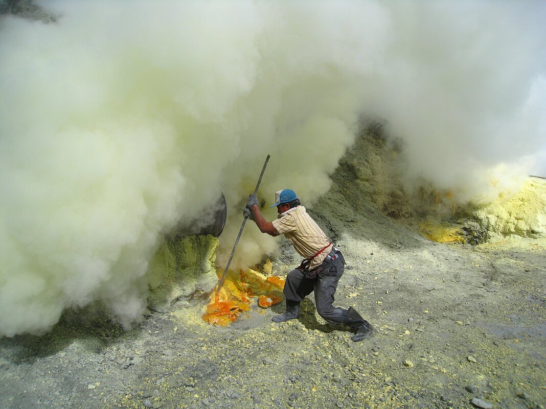 Добыча серы в кратере вулкана Иджен. - unix (Илья Утропов) Добыча серы в кратере вулкана Иджен. - unix (Илья Утропов)