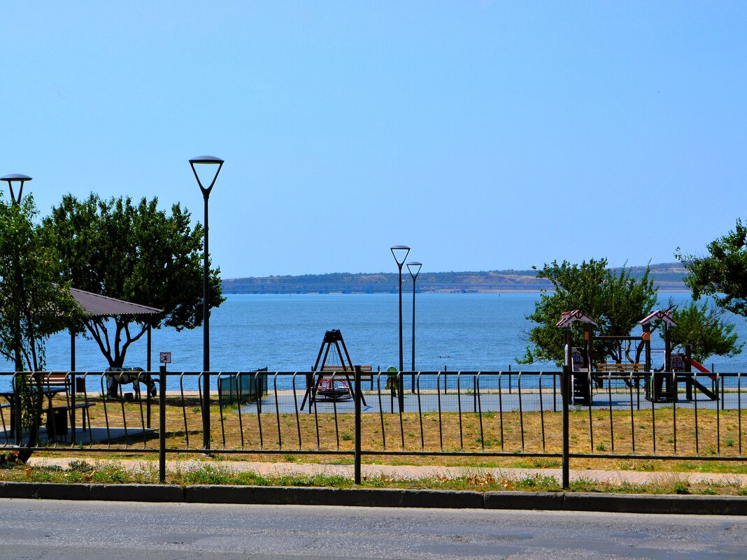 Керчь. Керченская бухта летом (вид с Комсомольского парка). - Пётр Чернега Керчь. Керченская бухта летом (вид с Комсомольского парка). - Пётр Чернега