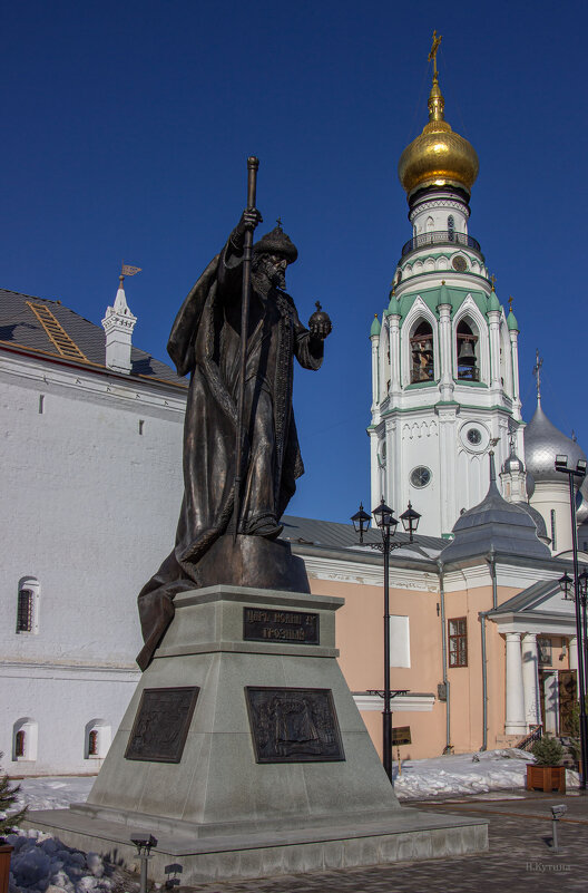 С городской скульптурой - Нина Кутина С городской скульптурой - Нина Кутина