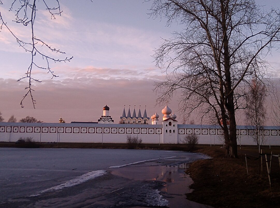 вид на вечерний монастырь - Сергей Кочнев