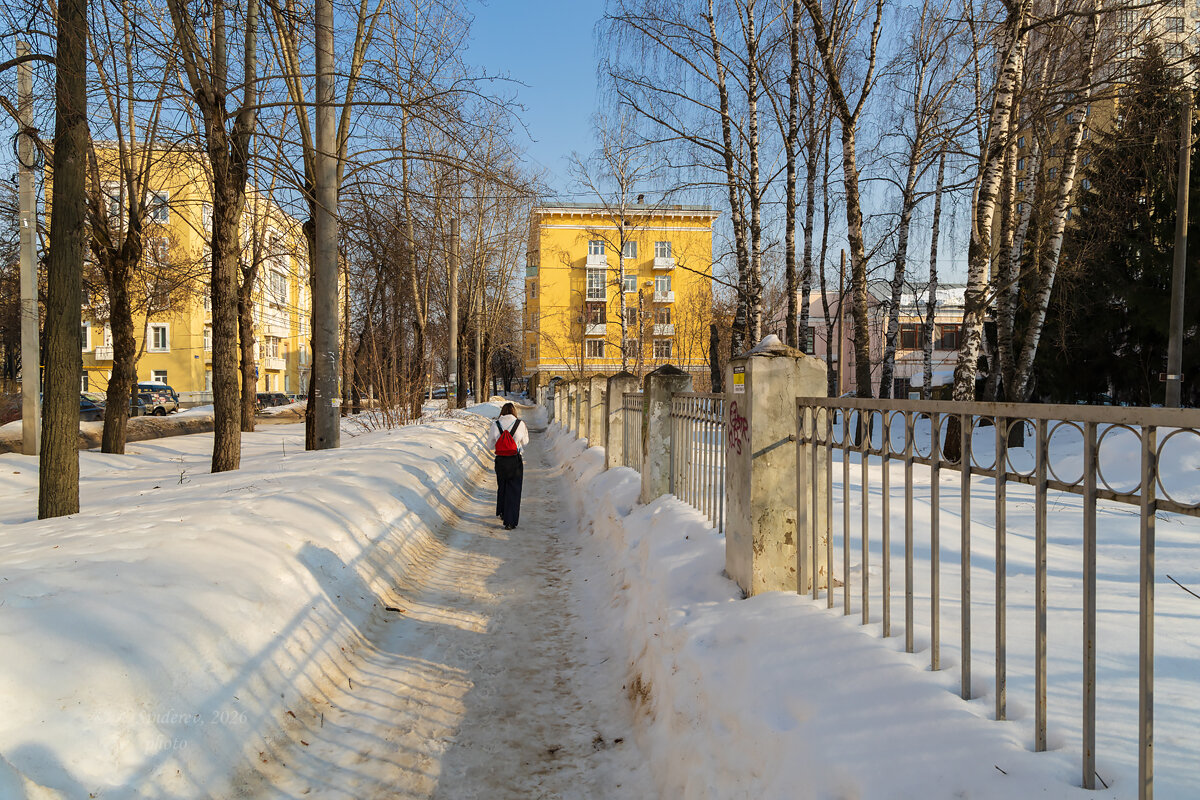 Весенний день на улице города - Александр Синдерёв