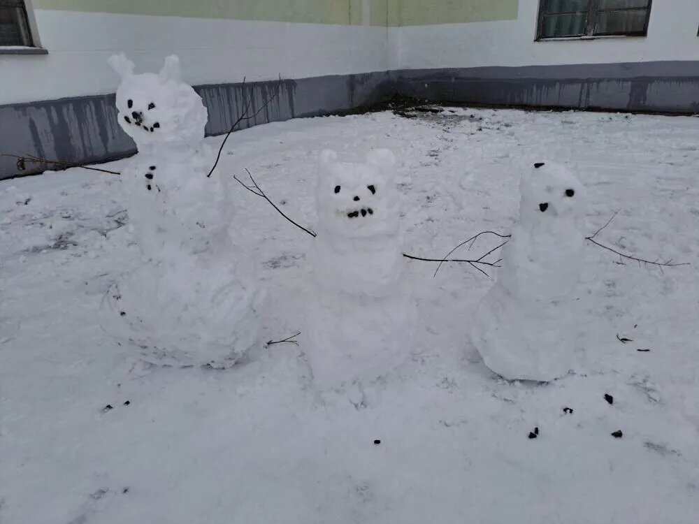 дети слепили во дворе школы - Troystik ии