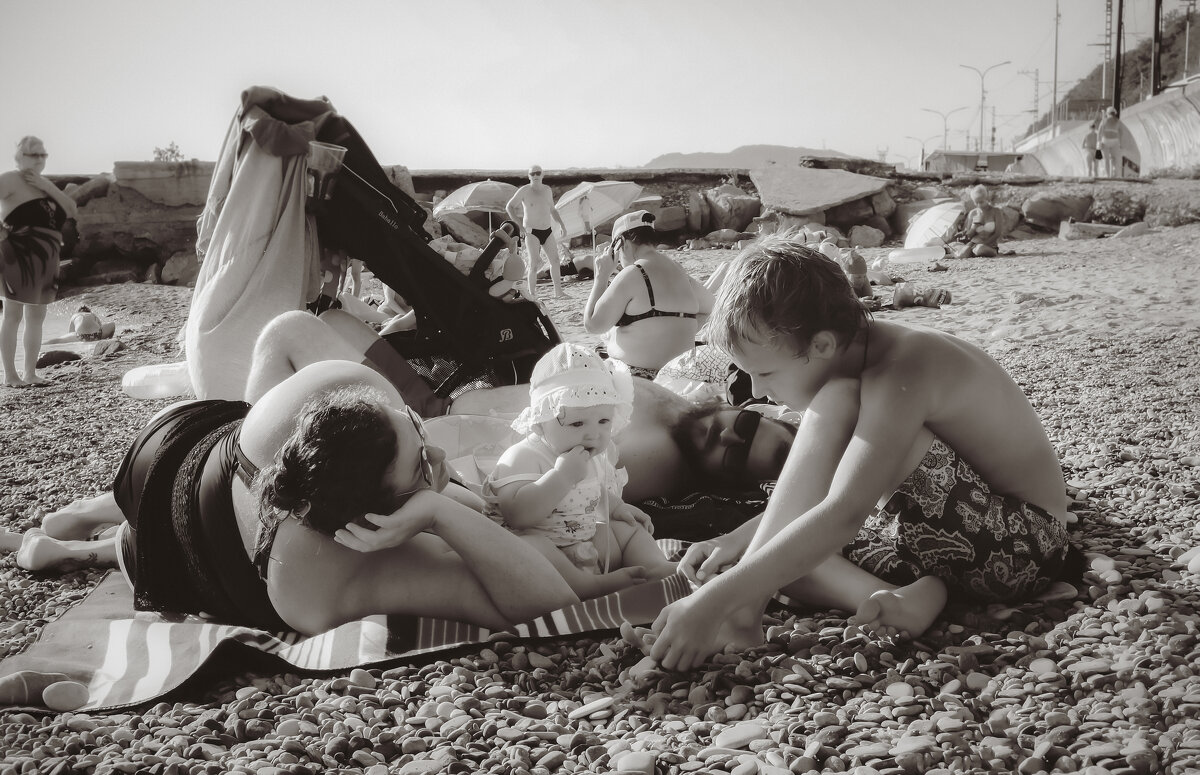 Море! Солнце! Пляж! Семья ❤(чб) - Сергей Царёв