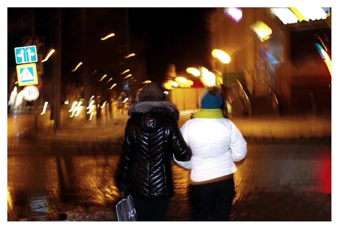 Вечер. Прохожие. - Михаил К