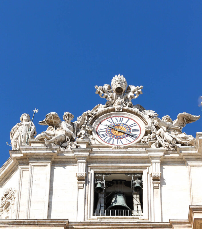 Часы на фасаде Собора Святого Петра в Ватикане - Любовь Сахарова