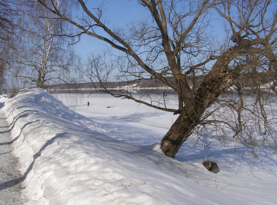 Рыбак на Волге в марте 2 - Анна Воробьева