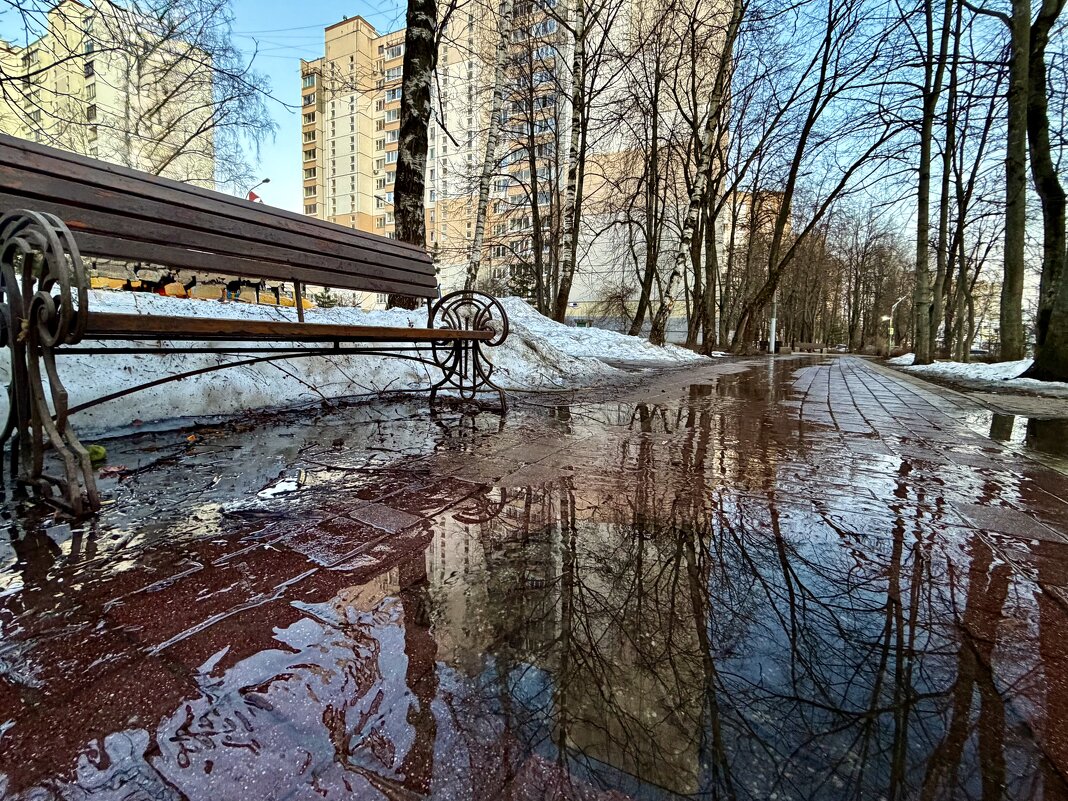 Городские мартовские лужицы. - Любовь 