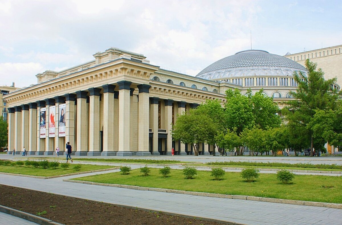 Друзья, поздравляю с Всемирным днем театра! - Галина Нестратова